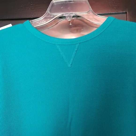 Woman within thermal shirt - Picture 2 of 4